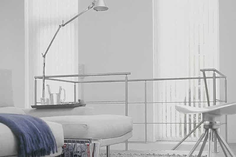 Dikey perdeler, geleneksel perdeye mükemmel bir alternatif olup, ışık ve ısı kontrolü için mükemmel bir çözüm sunar. Odadaki iklimi kontrol etmenin ekonomik bir yoludur, ısıtma ve soğutma faturalarından tasarruf etmenizi sağlamanın yanı sıra evinize veya ofisinize dekoratif bir görünüm kazandırmanın ekonomik olarak en iyi yollarından biridir.